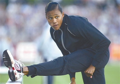 信报讯 坐班房半年的前田坛"女飞人"马里昂·琼斯现在正在争取一个"