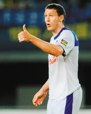 基伦进球后向助攻的小赫莱布竖起大拇指.cfp供图