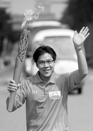 火炬手霍启刚火炬手周笔畅火炬手古巨基第一棒,羽球奥运冠军杨维久违