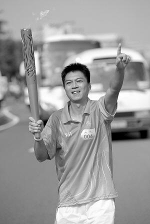 第一棒,羽球奥运冠军杨维火炬手古巨基火炬手周笔畅火炬手霍启刚