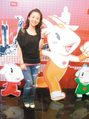 晶报广州专电 特派记者 高志明一袭黑色露肩上衣,膝盖有洞的牛仔裤