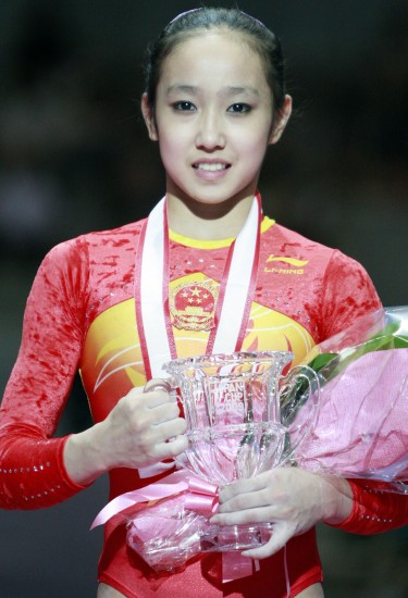 图文-日本杯邀请赛黄秋爽全能夺冠 黄秋爽上台领奖