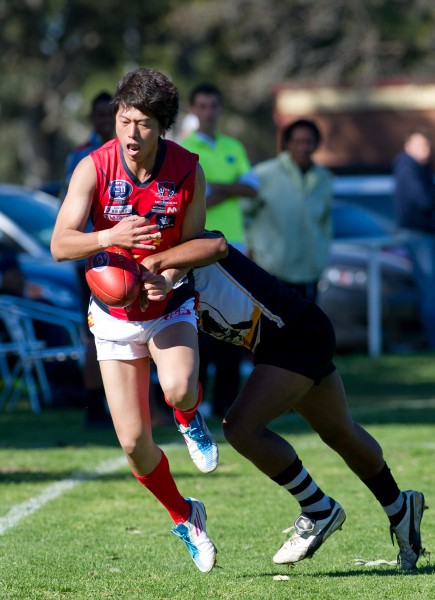 图文澳式足球国际杯赛况中国红魔鬼队队员张巍