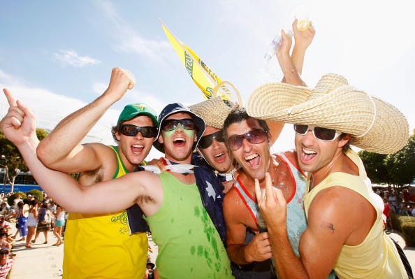 图文各国球迷齐聚墨尔本公园本土球迷热情豪放