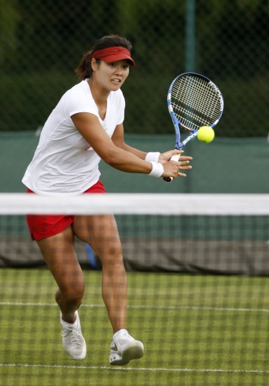 图文-郑洁李娜训练备战温网公开赛 李娜轻松一击_网球频道_nike新浪