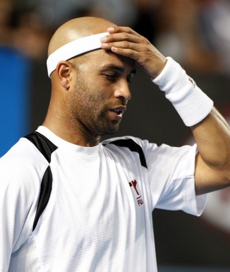 图文-布雷克苦战5局不敌德尔波特罗 拍头懊恼