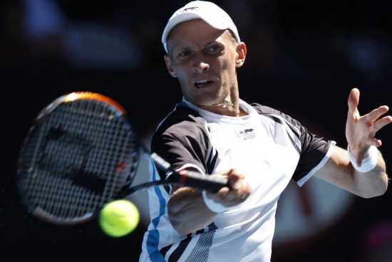 图文-达维登科5盘险胜沃达斯科 达维坚科正手回击