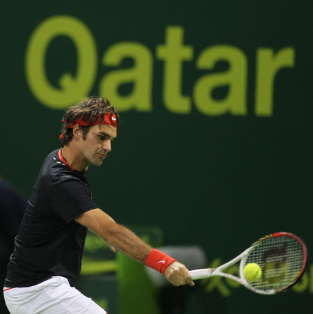 图文-卡塔尔赛费德勒晋级四强 费德勒帅气反拍回球