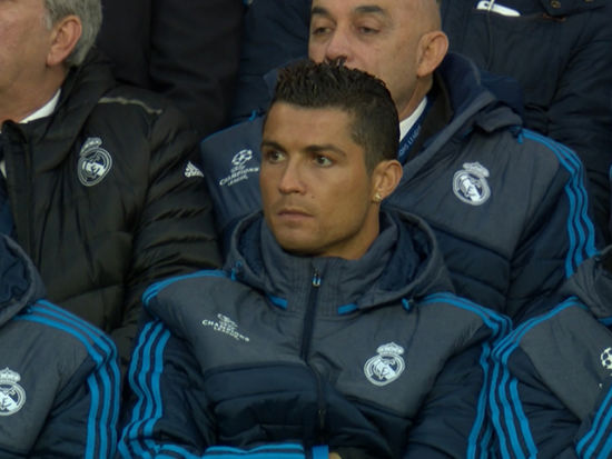 ( 片 段 ) C罗缺阵替补席观战 专注看比赛只能干着急