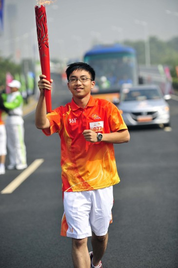 图文-"潮流"火炬广州大学城传递 火炬手曹禹豪_综合体育_新浪竞技风暴