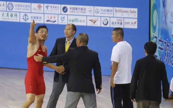 大喊黑哨!摔跤赛场的争议