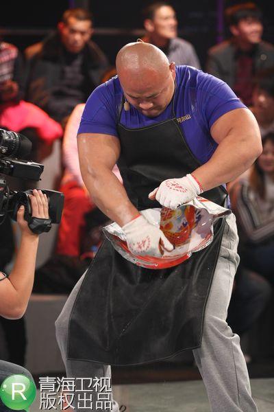 大力士徒手撕铁盆梦想推手受威胁